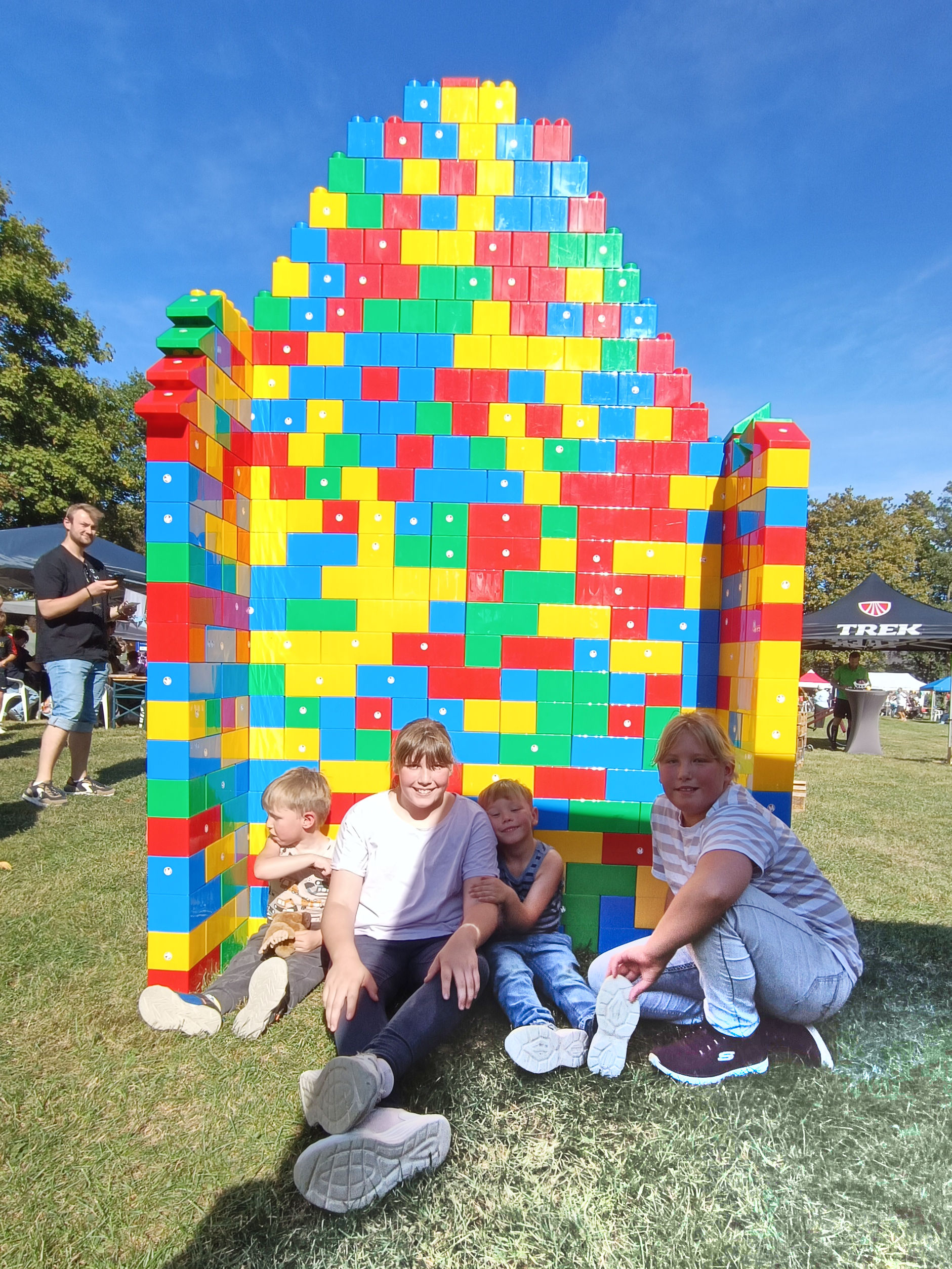 Kinder vor einer selbstgebauten Lego-Wand bei einer Kinderrechte Mitmachausstellung